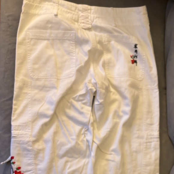 Johnny Was White Embroidered Peacock Bird Cargo Capri Pants Size S - Picture 6 of 9